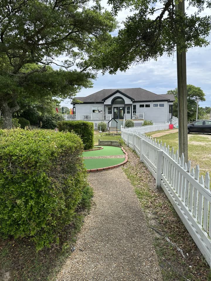 Clubhouse and course entrance at Frisco Mini Golf